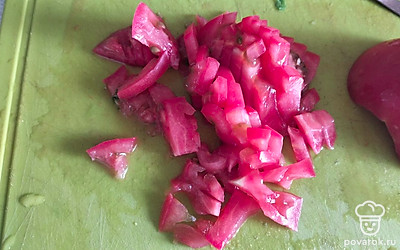 Помидоры помыть, нарезать небольшими кусочками.