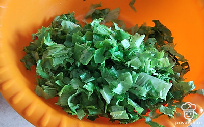 Листья салата промыть, просушить и нарезать. 