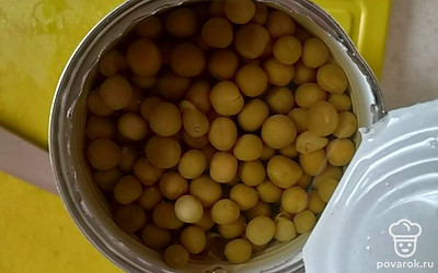 Открыть банку гороха, слить воду. Отправить горошек в салат.