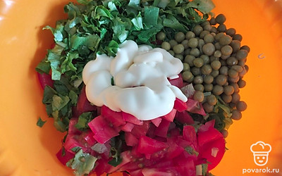 Добавить майонез, все хорошо перемешать.