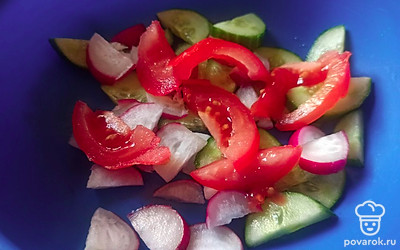 Редиску и огурец порежьте полукольцами, помидор  — тонкими дольками.