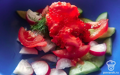 Добавьте икру и укроп (нашинкованный), перемешайте, посолите по вкусу.