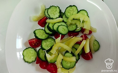 Нарежьте овощи.