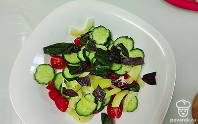 Добавьте листья базилика, посолите.