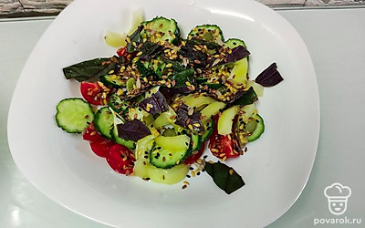 Заправьте оливковым маслом, перемешайте. Приправьте семенами для салата.