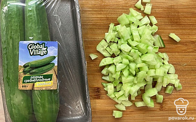 Помыть и почистить огурец. Нашинковать кубиками.