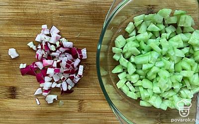 Нарезать кубиками редис, добавить к огурцу.