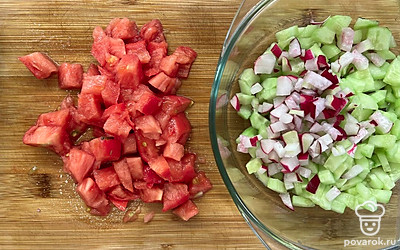 Нашинковать помидор, добавить в салат.