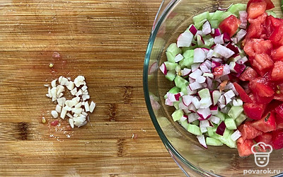 Измельчить чеснок, добавить к овощам. Он придаст аппетитный аромат салату.