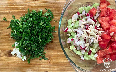 Зелень мелко нарезать, добавить в салат.