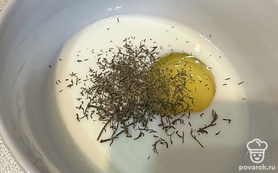 В тарелку наливаем молоко, разбиваем яйцо и добавляем сухой укроп. Хорошо перемешиваем.