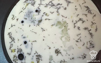 Выливаем в сковороду. Жарим на растительном масле до золотистого цвета 5 минут.