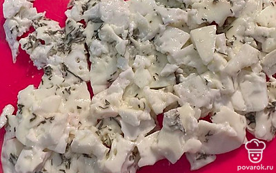 Омлетный блинчик остужаем. Нарезаем мелкими кусочками.