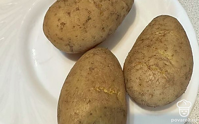 Картофель отвариваем и остужаем.