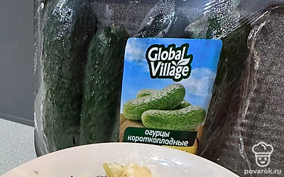 Огурчик шинкуем кубиками.