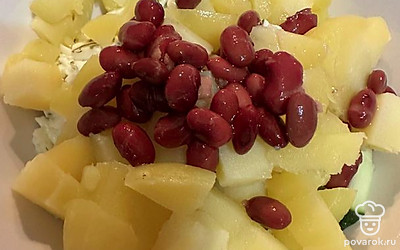 Добавляем все нарезанные ингредиенты в глубокую тарелку. Добавляем фасоль, соль, майонез, мелко нарезанные помидор и зелень. Хорошо перемешиваем.