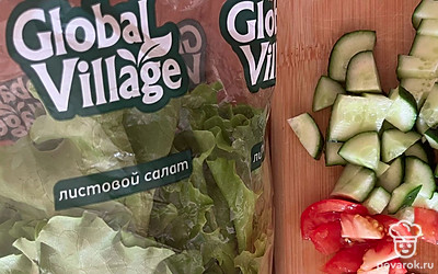 Помытые овощи последовательно режем на мелкие кусочки и выкладываем в красивую мисочку.