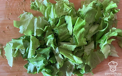 Следом нарезаем листья салата.