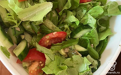 Затем добавляем зелень и соль по вкусу. Заправляем любимым маслом. Все тщательно перемешиваем. Наш салат готов.