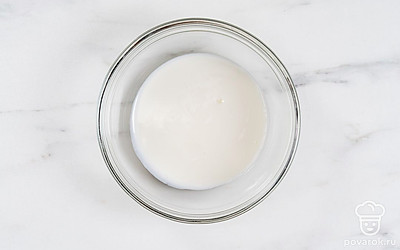 В глубокую миску влейте кефир. 