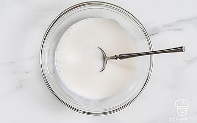 Добавьте к кефиру соду и хорошо перемешайте, чтобы началась реакция.