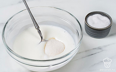 Добавьте в смесь сахар и соль по вкусу. Снова хорошо перемешайте. Все крупицы должны полностью раствориться.