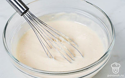 Всыпьте в миску просеянную муку и влейте молоко. Тщательно перемешайте, чтобы получилось однородное тесто.