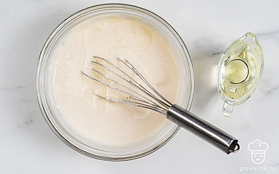 В конце добавьте в тесто растительное масло и горячую воду. Снова хорошо перемешайте.