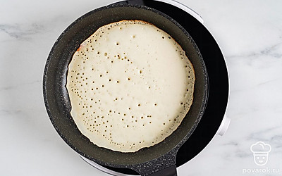 Разогрейте сковороду на среднем огне. Вылейте на нее немного теста.