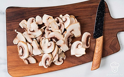 Нарежьте шампиньоны небольшими пластинами.