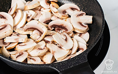 Разогрейте сковороду с растительным маслом на умеренном огне. Добавьте грибы.