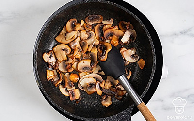 Обжаривайте грибы в течение 10-15 минут, периодически помешивая, чтобы они не подгорали.