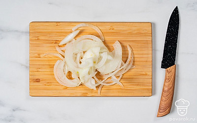 Нарежьте репчатый лук тонкими полукольцами. 