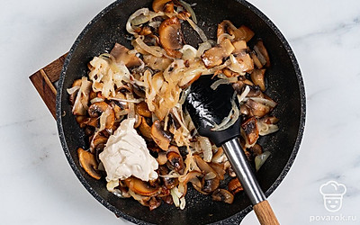 Заправьте начинку майонезом. Снова хорошо перемешайте. При необходимости добавьте немного специй.