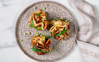 Выложите мешочки с грибами на тарелку и подайте на стол в теплом или холодном виде.