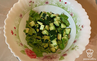 Нарежьте шпинат и огурец.