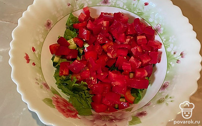 Добавьте нарезанный кубиками помидор.