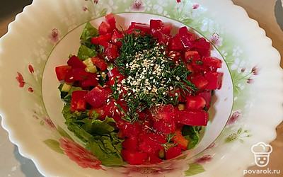 Нашинкуйте свежую зелень и добавьте специи. В качестве заправки используйте лимонный сок.