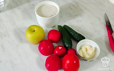 Подготовьте все необходимые ингредиенты, вымойте овощи и яблоко.