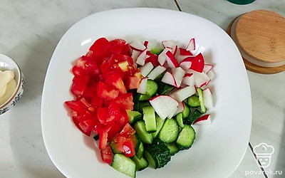 Нарежьте все овощи, поместите в миску.