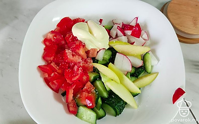 Посолите по вкусу, приправьте майонезом и тщательно перемешайте.