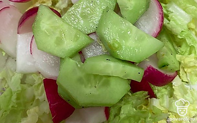 Сверху порезать огурец.