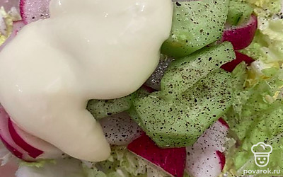 Поперчить и добавить майонез.