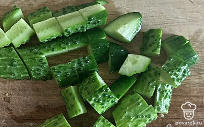 Нарезать огурцы.
