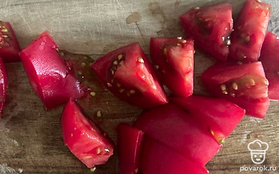 Нашинковать помидоры.