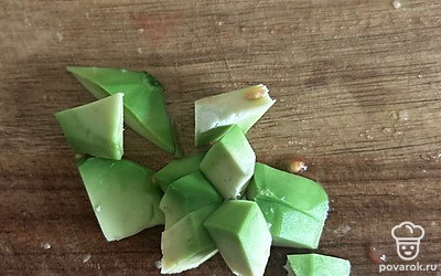 Нарезать авокадо.