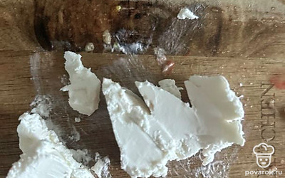 Разделить на кусочки сыр.