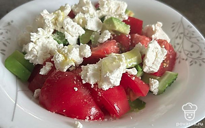 Все перемешать. Добавить оливковое масло и подсолнечное. Посолить по вкусу, перемешать. Салат готов.