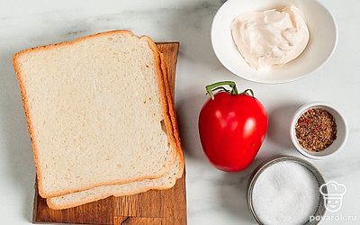 Вымойте помидор и обсушите бумажным полотенцем. Отмерьте нужное количество остальных ингредиентов. 