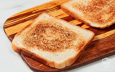 Разогрейте антипригарную сковороду без масла. Выложите на нее ломтики хлеба и подсушите их с обеих сторон по 1 минуте. Снимите с огня. Дайте хлебу остыть.